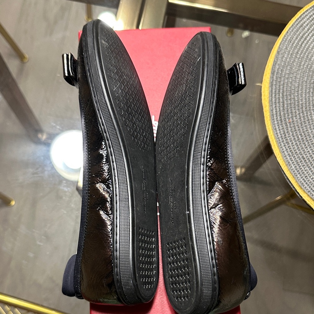 Salvatore Ferragamo Black Patent Vara Bow Flats - Picture 3 of 10